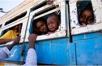 لاجئون فروا من الصراع الدائر في إقليم تيغراي الإثيوبي وهم يستقلون حافلة للتوجه إلى الحدود السودانية الإثيوبية
