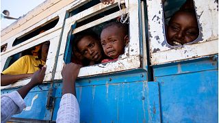 لاجئون فروا من الصراع الدائر في إقليم تيغراي الإثيوبي وهم يستقلون حافلة للتوجه إلى الحدود السودانية الإثيوبية
