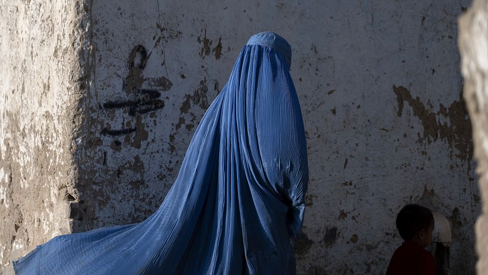 Taliban, afganistan'da kamusal alanda kadınlara burka zorunluluğu getirdi