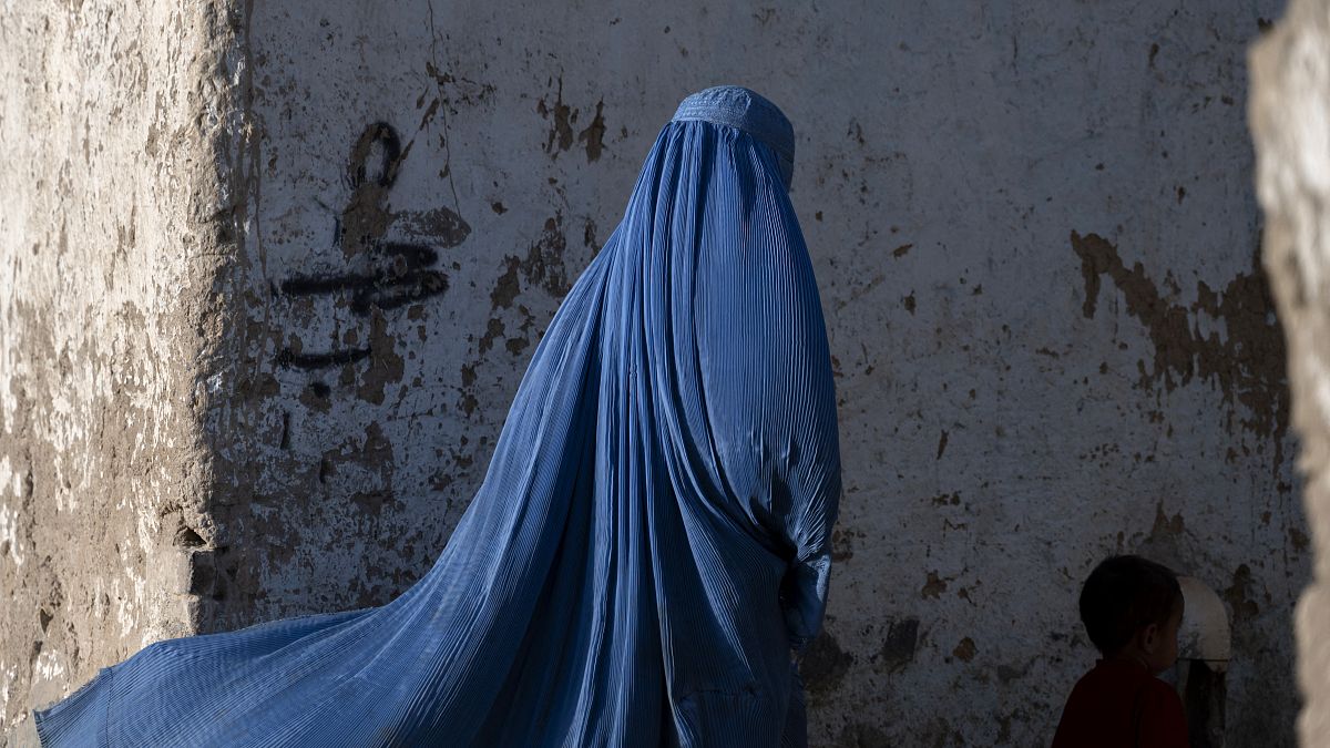 Afganistan'da kadınlara burka zorunluluğu getirildi