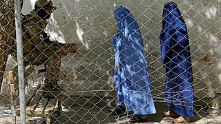 Dos mujeres afganas vestidas con burka