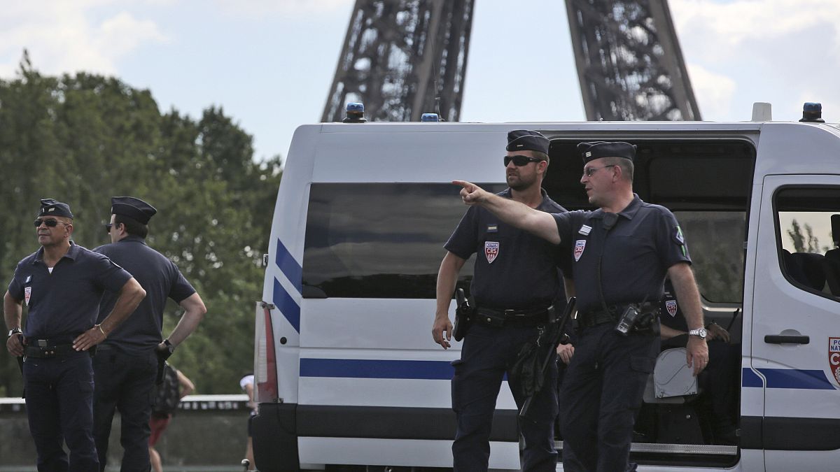 الشرطة الفرنسية بالقرب من برج إيفل