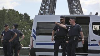 الشرطة الفرنسية بالقرب من برج إيفل