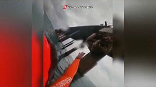 Кадры спасения мигрантов с севшего на мель судна у берегов Италии. 6 мая 2022 г.