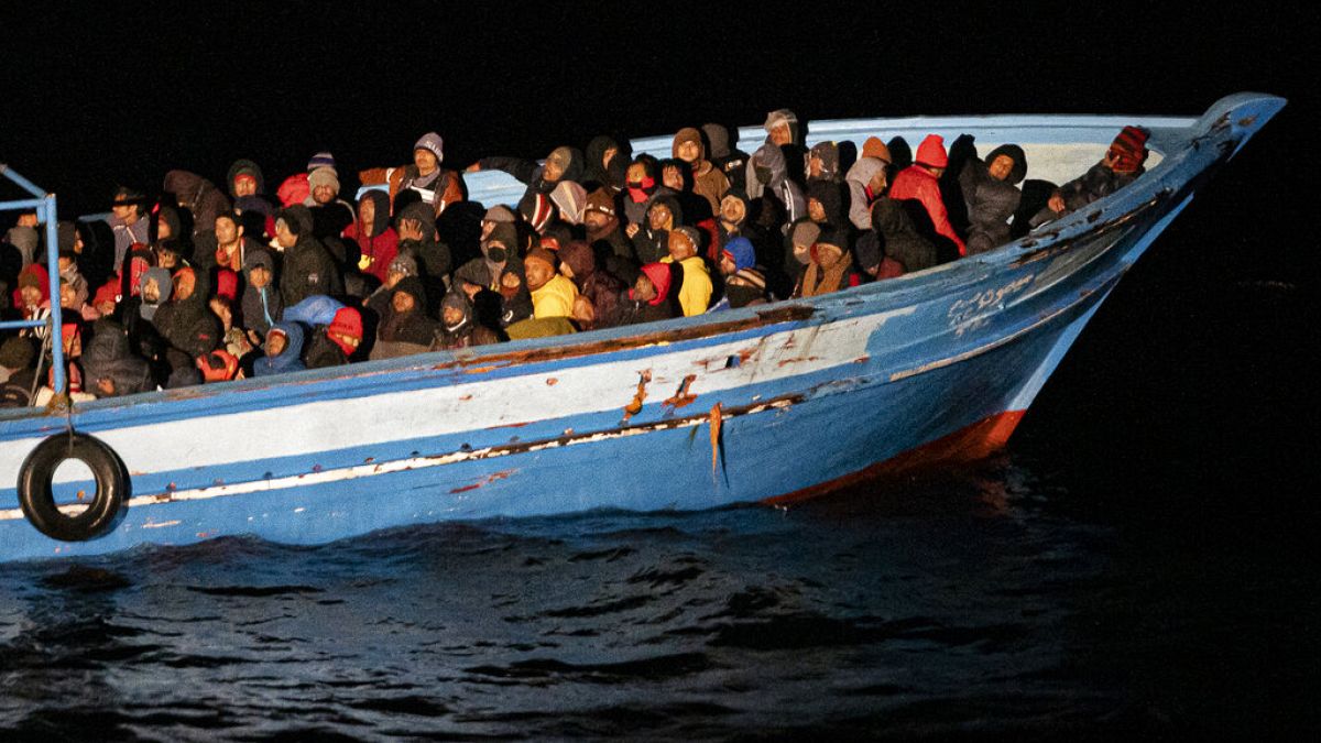 Barco com migrantes. -