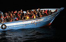 Füchtlinge auf einem Schiff im Mittelmeer (Symbolbild)