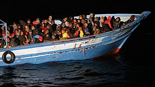 Imagen de un grupo de migrantes en alta mar.