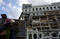 Des ouvriers enlèvent des débris du site de l'explosion meurtrière de vendredi qui a détruit l'hôtel Saratoga, à La Havane, Cuba, samedi 7 mai 2022.