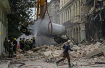 Спасатели работают на месте взрыва и обрушения нескольких этажей отеля "Саратога"
