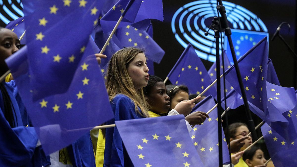 أطفال يرفعون علم الاتحاد الأوروبي 