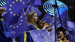 أطفال يرفعون علم الاتحاد الأوروبي