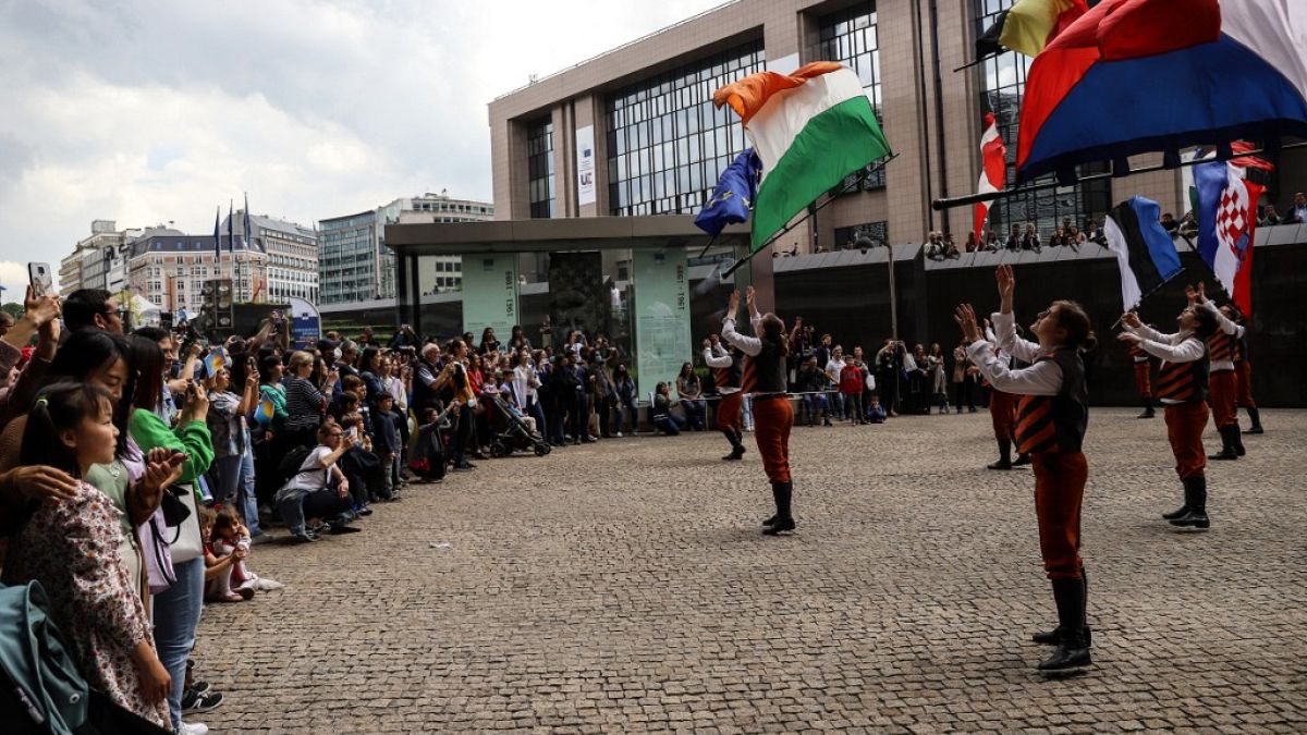 Animação com bandeiras europeias durante jornada de portas abertas em Bruxelas