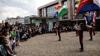 Animação com bandeiras europeias durante jornada de portas abertas em Bruxelas