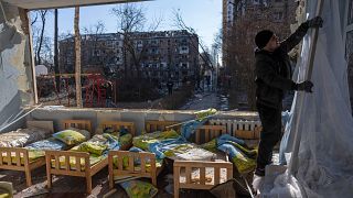 مدرسة تضررت من بين المباني السكنية الأخرى في كييف - أوكرانيا> 2022/03/18