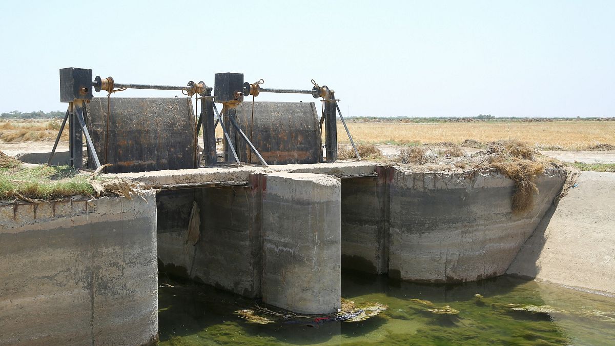 Água estagnada numa estação de rega, em terras agrícolas na província de Diwaniya, no Iraque