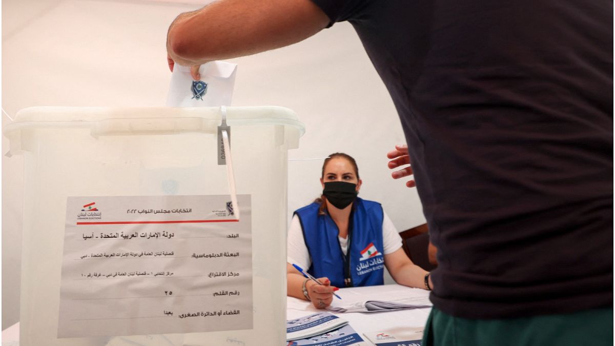 أحد الناخبين يدلي بصوته في صندوق الاقتراع في الإمارات
