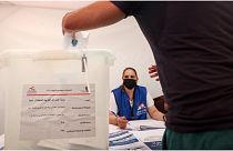 أحد الناخبين يدلي بصوته في صندوق الاقتراع في الإمارات