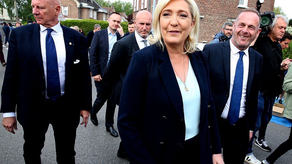 Fransa’da aşırı sağcı lider le pen, genel seçimleri ilk sırada tamamlamayı umut ediyor
