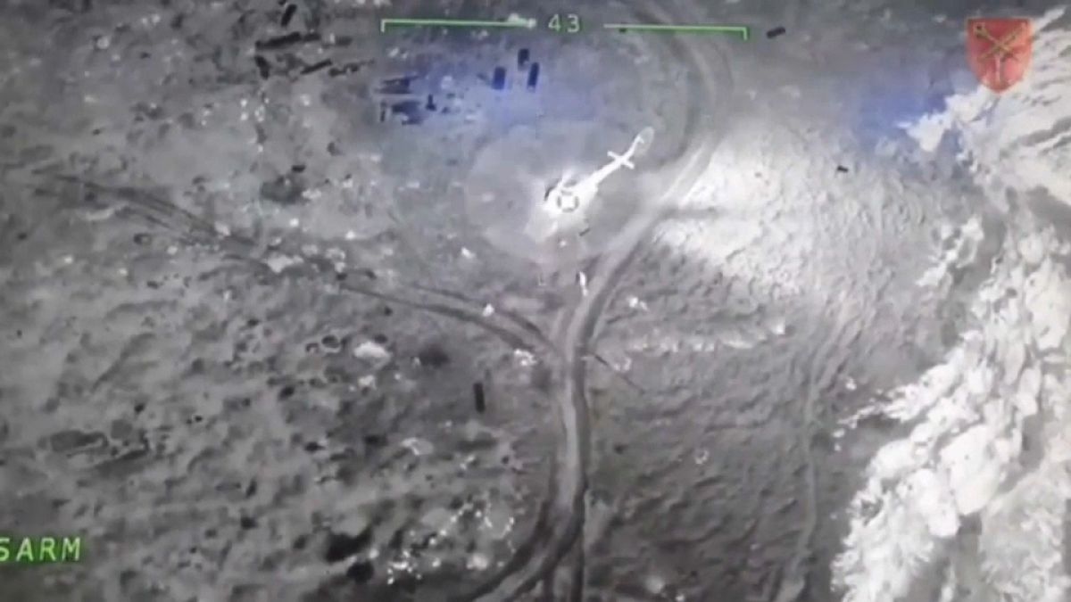 صورة من فيديو للجيش الأوكراني تظهر لحظة استهداف مروحية روسية في جزيرة الثعبان 
