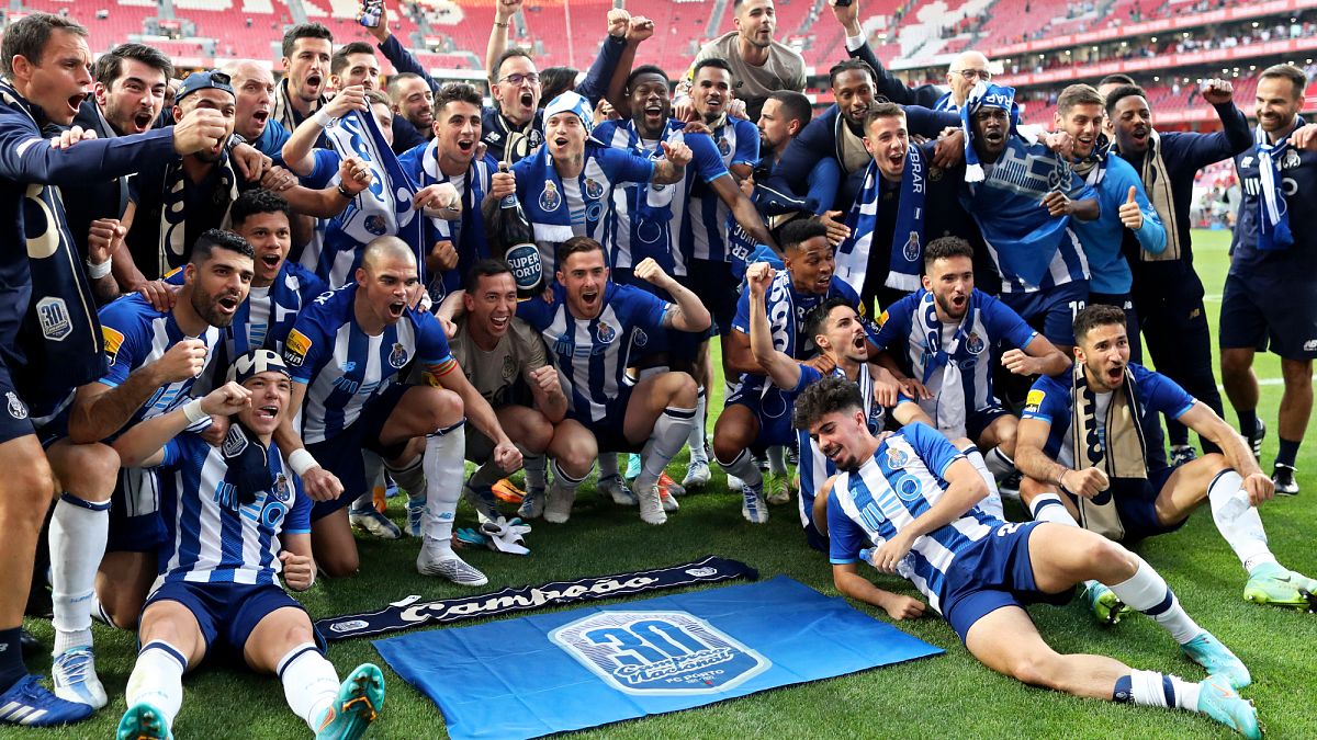 Equipa do FC Porto celebrou o título no relvado do estádio do Benfica