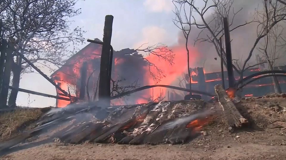 Огонь уничтожил жилые дома