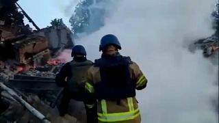 صورة من فيديو نشرته السلطات الأوكرانية لأثار الدمار عقب قصف مدرسة شرق البلاد