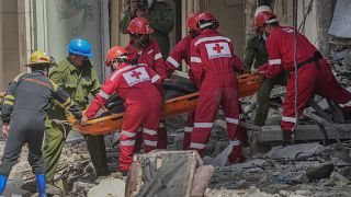 Los rescatistas recuperan un cuerpo en el lugar de la explosión mortal del viernes que destruyó el Hotel Saratoga, en La Habana, Cuba, el sábado 7 de mayo de 2022