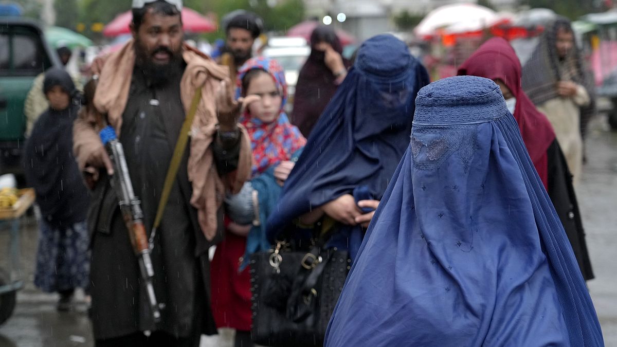 زنان برقع پوش در افغانستان