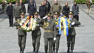Bundestagspräsidentin Bärbel Bas und ihr ukrainischer Amtskollege legen am Grabmal des unbekannten Soldaten Kränze nieder, 08.05.2022