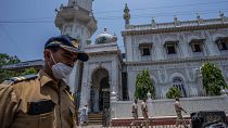 Mumbai'deki camilerde ezan sesi kısılacak