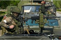 جنود روس يركبون آليات عسكرية في زاباروجيا جنوب أوكرانيا