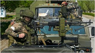 جنود روس يركبون آليات عسكرية في زاباروجيا جنوب أوكرانيا