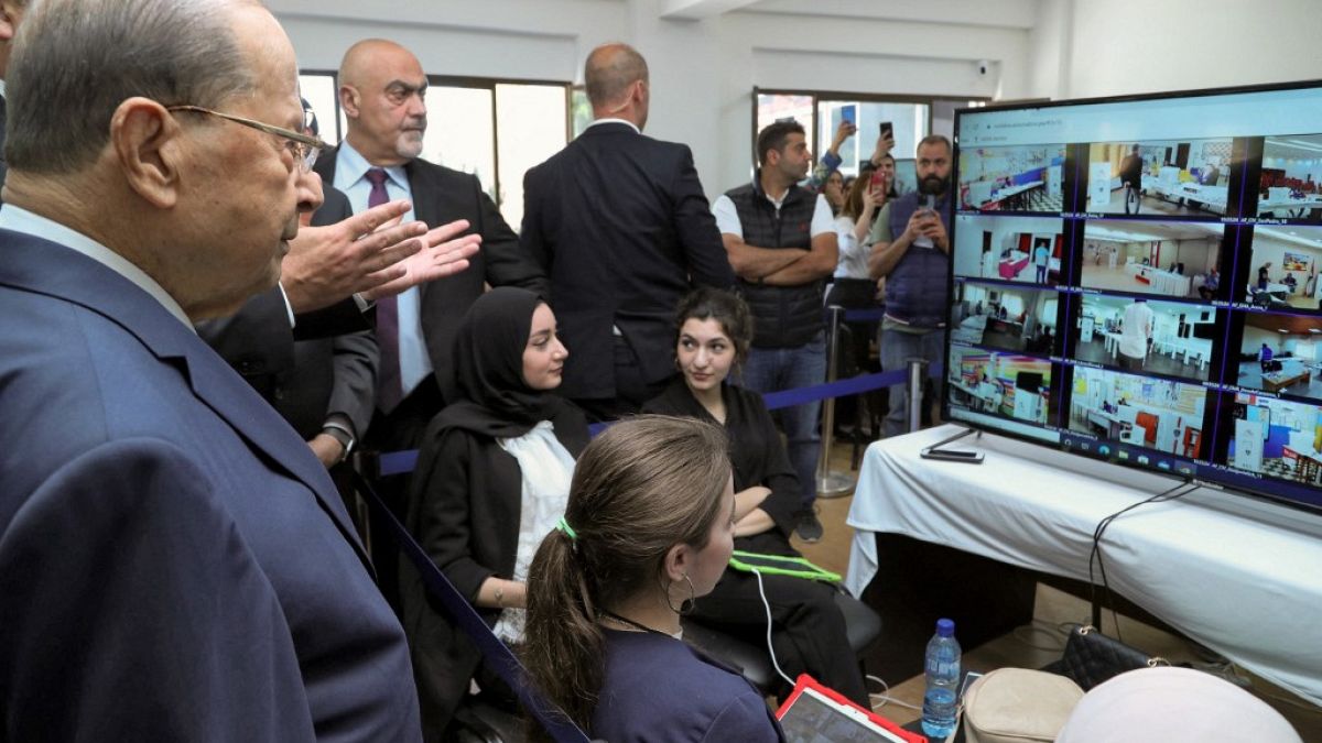 Il presidente libanese nella stanza che supervisiona il voto degli espatriati