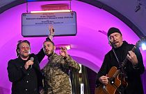 Bono e The Edge, dos U2, com Antytila, um músico ucraniano agora ao serviço do exército da Ucrânia
