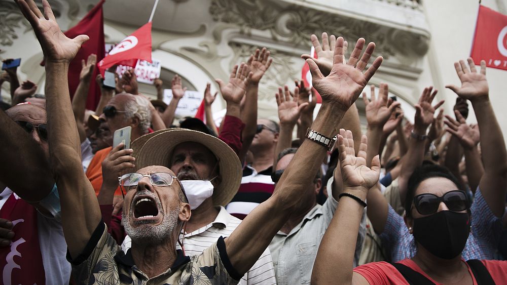 Tunus'ta cumhurbaşkan said taraftarları muhalefet partilerinin kapatılması talebiyle gösteri yaptı