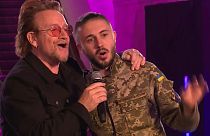 Bono, de U2, canta con un soldado ucraniano en el metro de Kiev