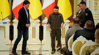الرئيس الأوكراني ورئيس الوزراء الكندي يحضران حفل توزيع جوائز لخبير أوكراني وكلبه الأسطوري باترون في كييف. 2022/05/08