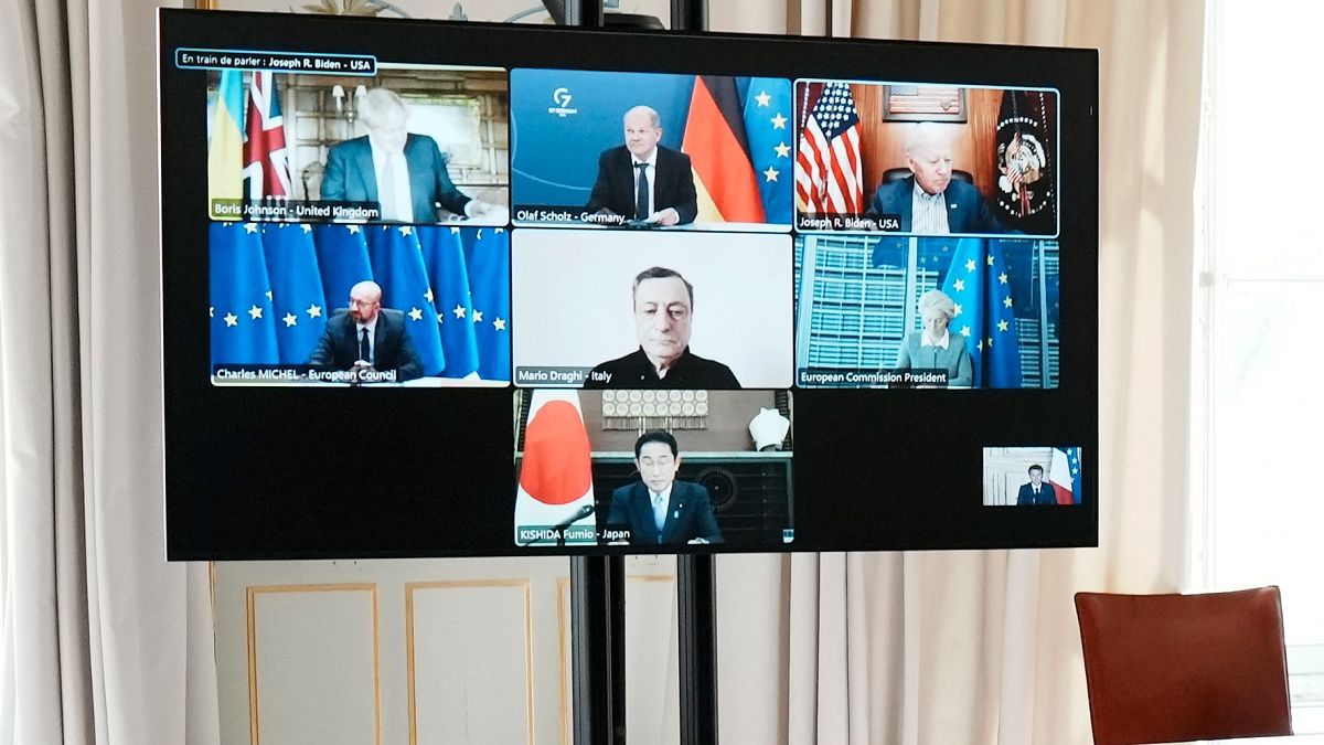 شاشة فيديو لقادة مجموعة السبع خلال مؤتمر بالفيديو حول أوكرانيا في قصر الإليزيه في باريس. 2022/05/08