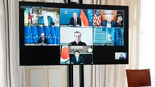 شاشة فيديو لقادة مجموعة السبع خلال مؤتمر بالفيديو حول أوكرانيا في قصر الإليزيه في باريس. 2022/05/08