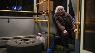 Una mujer que huyó de la planta de Azovstal en Mariúpol espera en un autobús a ser procesada en un centro de desplazados en Zaporiyia, Ucrania, el 8 de mayo de 2022.