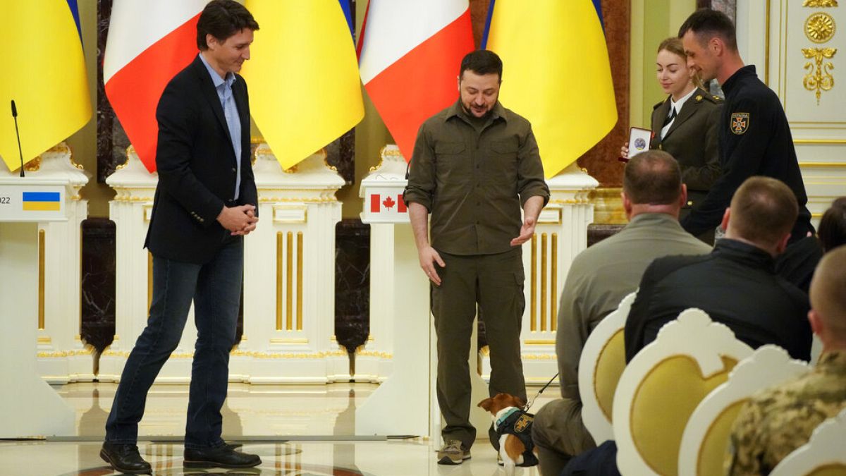 Ο πρωθυπουργός του Καναδά Τζάστιν Τριντό με τον Ουκρανό πρόεδρο Βολοντίμιρ Ζελένσκι στο Κίεβο παραχωρούν κοινή συνέντευξη Τύπου