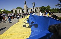 Ukrán tüntetők Németországban egy győzelem napi felvonuláson