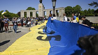 Ukrainische Flagge vor dem sowjetischen Ehrenmal in Berlin