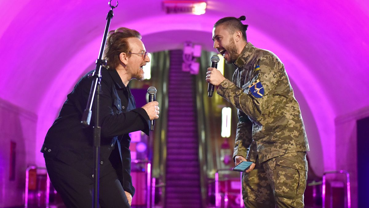 Bono ír rockzenész Tarasz Topolja ukrán énekessel együtt énekel egy kijevi metróállomáson 2022. május 8-án.