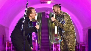 Bono ír rockzenész Tarasz Topolja ukrán énekessel együtt énekel egy kijevi metróállomáson 2022. május 8-án.