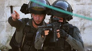 جنديان من حرس الحدود الإسرائيلي خلال عملية اقتحام لمنزل في بلدة رمانة بمحافظة جنين في الضفة الغربية المحتلة، 8 مايو 2022.