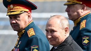 Il ministro della Difesa russo Minister Sergei Shoigu e il presidente Vladimir Putin lasciano la piazza rossa dopo la parata militare del 9 maggio 2022