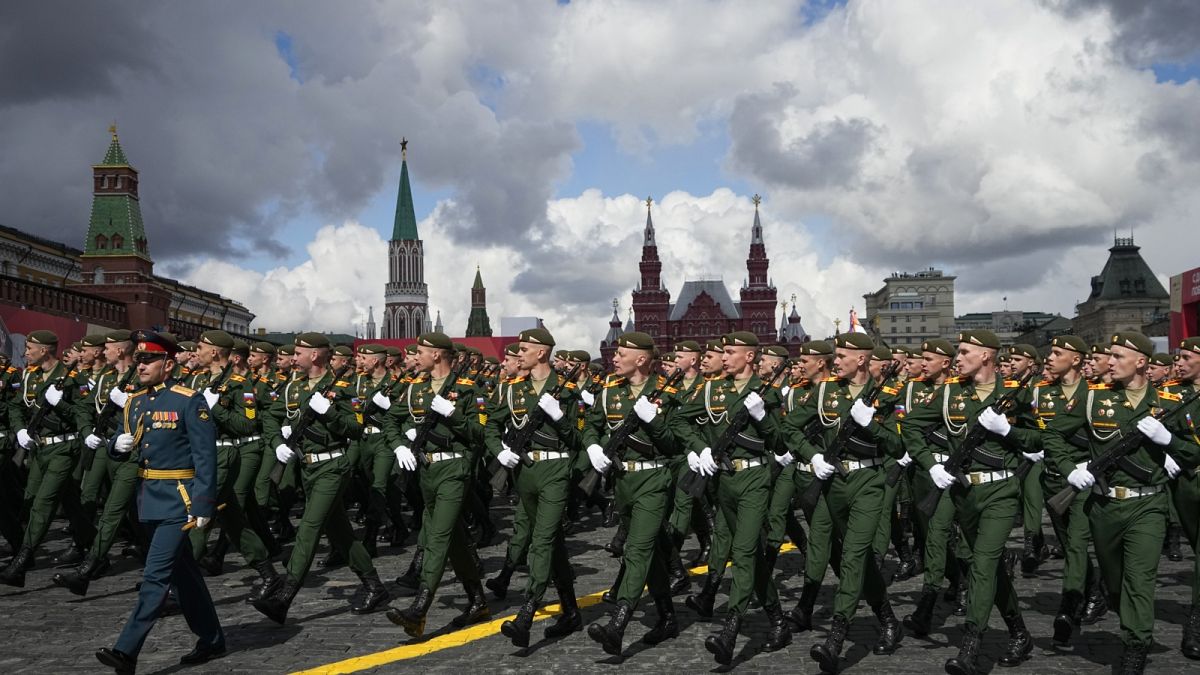 Orosz katonák menetelnek a Vörös téren