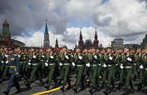 Orosz katonák menetelnek a Vörös téren