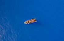 Ein überfülltes Boot im Meer